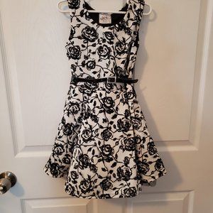 NWOT BLACK AND WHITE BEAUTESS DRESS SIZE 5